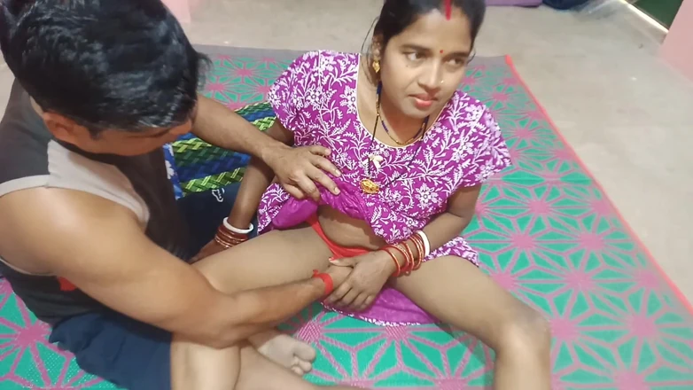 Sumitra-bhabi: 彼女を家に呼んで、彼女を裸にして、彼女をファックして、彼女のマンコをイカせた