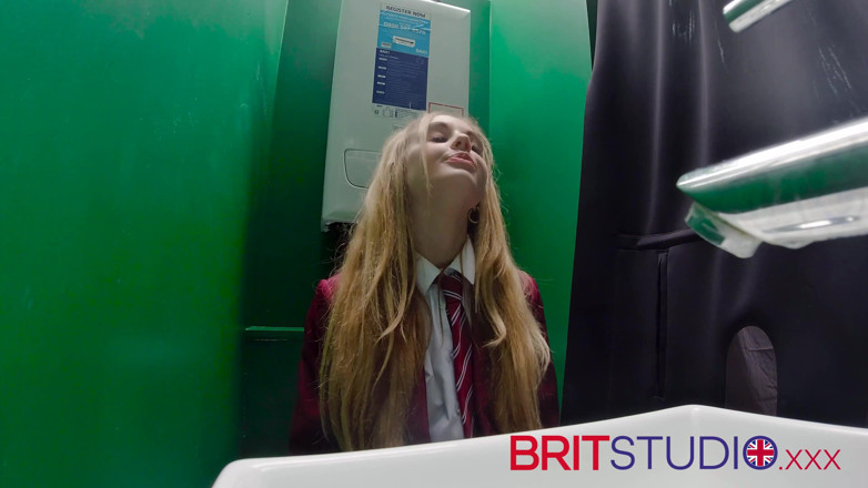 Brit Studio: 글로리홀: 자지를 빨아주는 18살 여대생