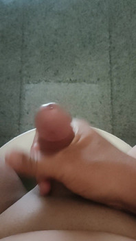 Tellement excitée, branle-moi la bite !