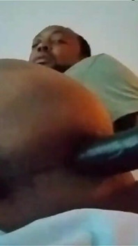Anaal gepenetreerd door 30 cm dildo