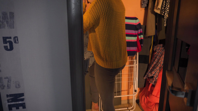 Teasecombo 4K: Gorąca sekretarka w obcisłych dżinsach dokucza tyłek z widoczną linią...