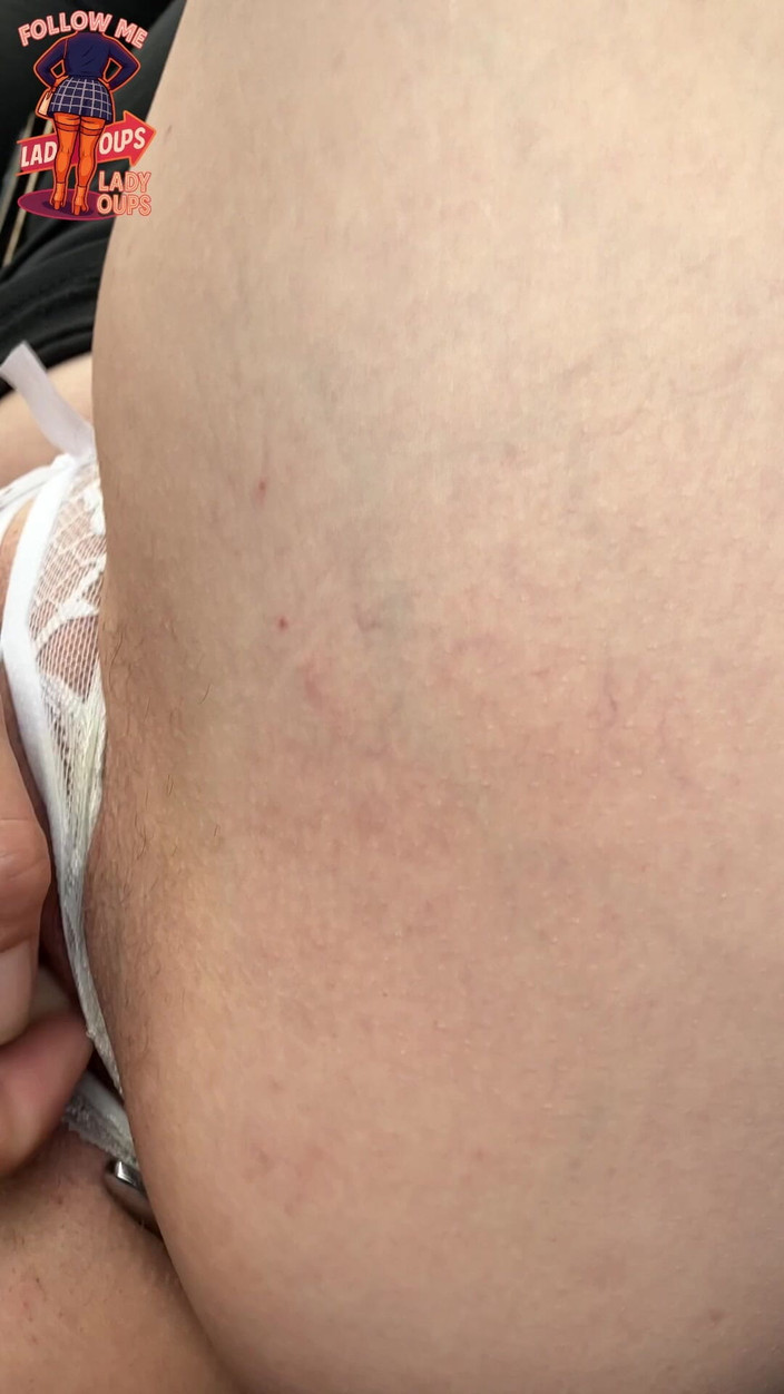 Lady Oups: Puta No Plug Anal Do Carro E Peitos Grandes Para...