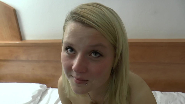 Casting GIRLS AND FIRST PORNO: सौतेले पिता अपनी खूबसूरत सुनहरे बालों वाली सौतेली बेटी को बहकाता है