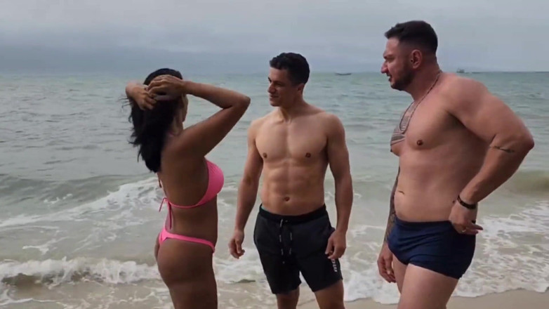 Kel Abate: Am întâlnit doi tipi fierbinți pe plajă și eram atât de excitată încât...