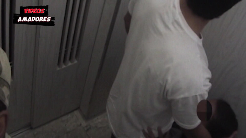 Amateurs videos: लिफ्ट कैमरा शादीशुदा पड़ोसी को दूसरे आदमी को चोदते हुए पकड़ता है