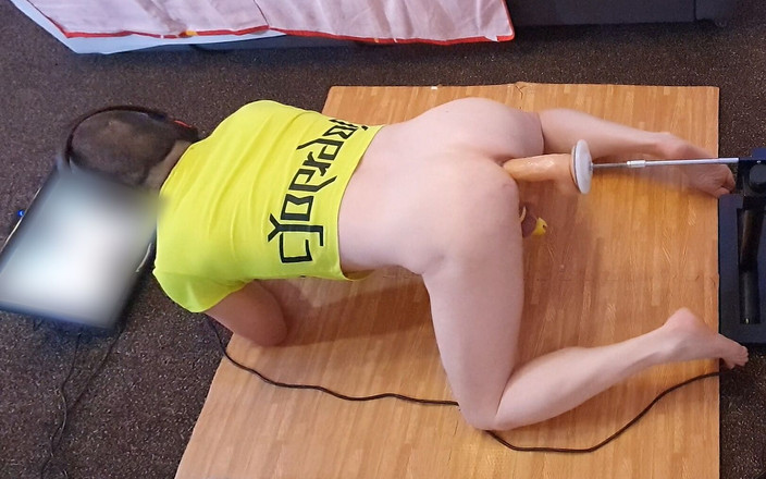 Mike Essex: Bekaret kafesinde kilitliyken anal dildo sikişi beni fışkırtıyor