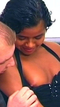 Pizdă păroasă futută cu degetul adânc de un armăsar excitat - Extazul umed care picură