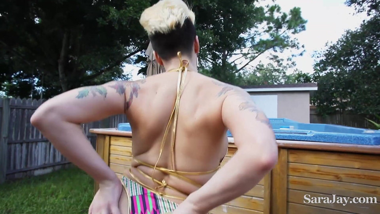 Sara Jay: Sara Jay en un gran culo al aire libre con...