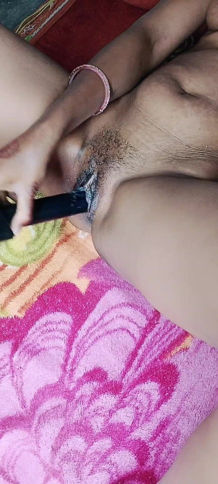 IndianVibeX: ペニスの代わりに竹を膣に入れた