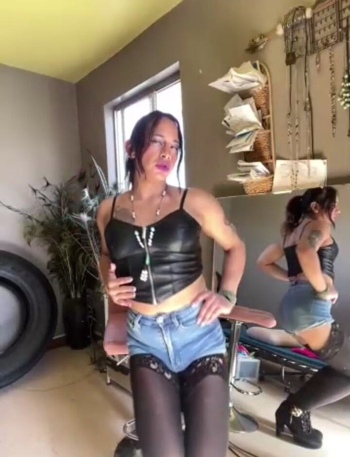 TSJade95: Striptis Lil seksi semasa bersiaran langsung pada kamera