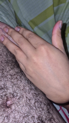 Pikaa6: Îi ating sânii soției mele dragi în timp ce mă uit...