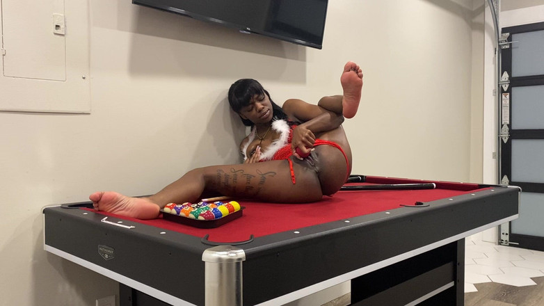 Majesty Nasty: Ebony si hraje s kundičkou na kulečníkovém stole