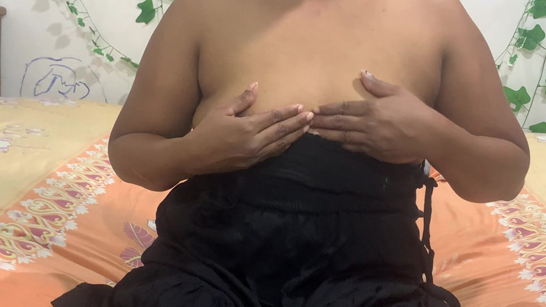 Nuragee: Cowok ini suka banget sama cewek super hot.