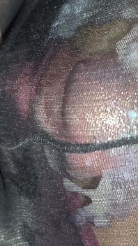 Encontré Unas Medias Negras Finas Y Brillantes En La Habitación De La Hermana Pequeña De Mi Amiga, Con La Que Iba Al Colegio