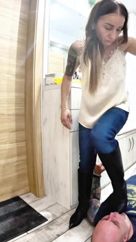 Seu rosto debaixo da bota - prazer sem piedade