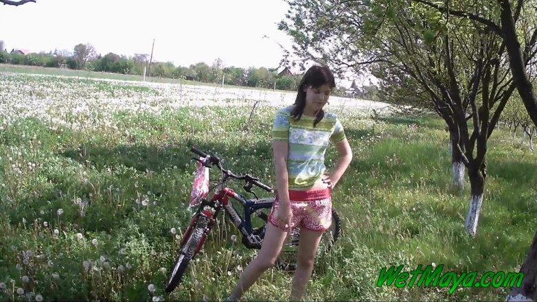 Wet Maya: Mijando em sua bicicleta