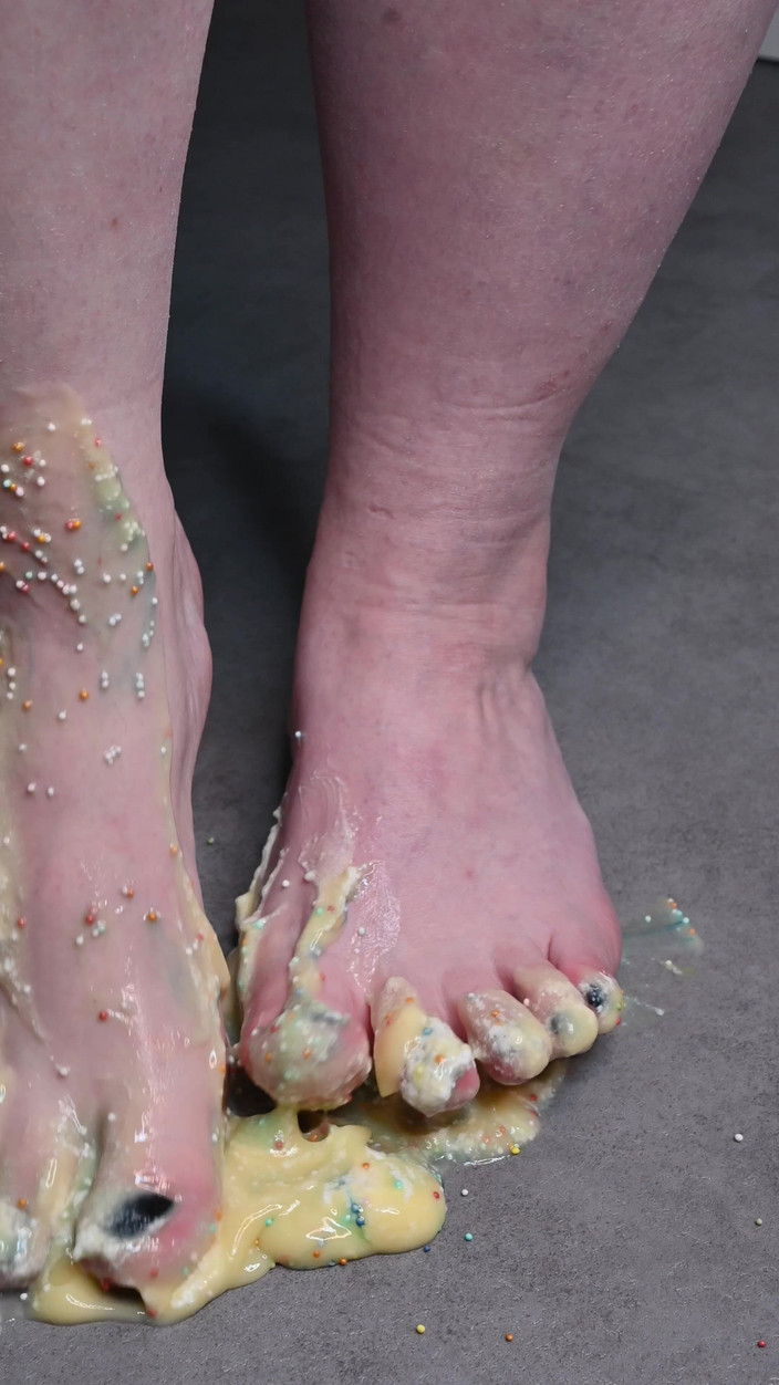 Sexyskyfeet: Asmr Kremsi Puding Ayak Kalın Pudingi Parçalıyor Ve Serpiştiriyor