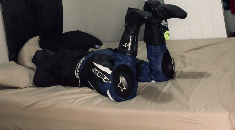 GearJock69: Motard dans une camisole de force et attaché