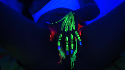 Cipriani: Brincando com tinta neon, essa colombiana sexy se masturba até...