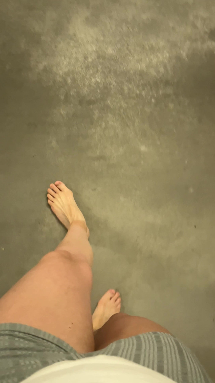 Feet: हर जगह नंगे पैर चलना