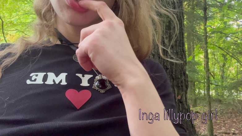 Inga lillypop girl: Dame jouant avec des seins dans la forêt