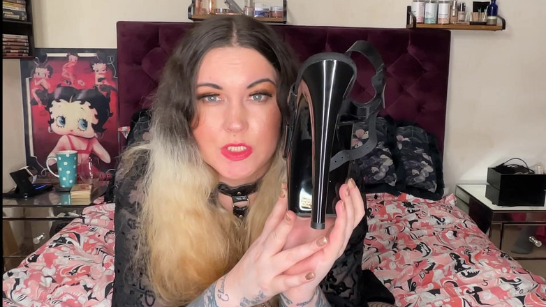 MissFFW: 売春婦がPVCの服を着て新しいヒールを試す