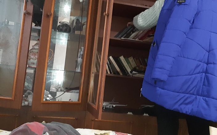 Lesbian-illusion: Sąsiad szukał książki, a ja masturbowałem się