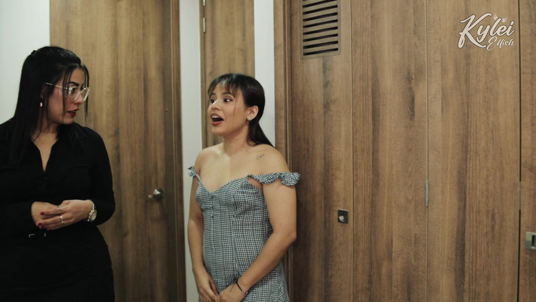 Kylei Ellish: Klien lesbianku ngentot aku habis-habisan