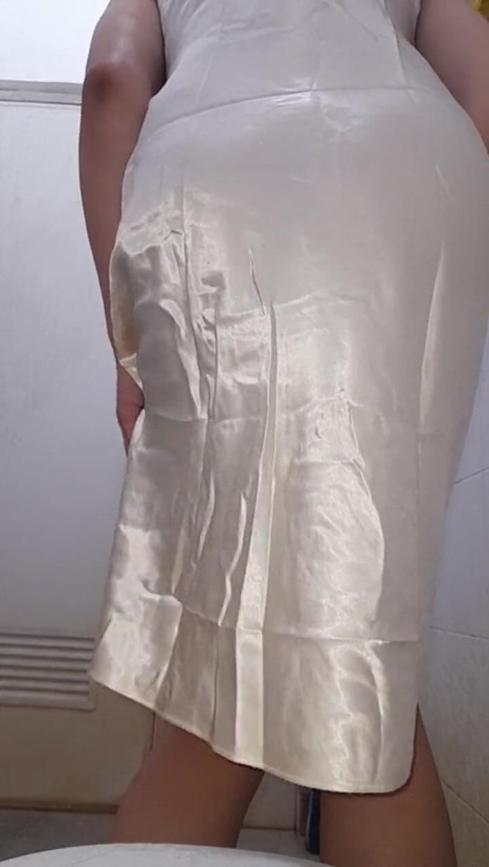 Naomisinka: 자위하는 핫한 새틴 란제리