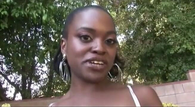 VOP Ebony Babes: mörkhyad smällar med en stor svart kuk utomhus