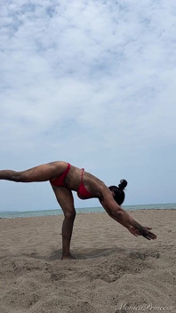 Begraben im Sand & Strand Yoga - verdoppeln sie die show