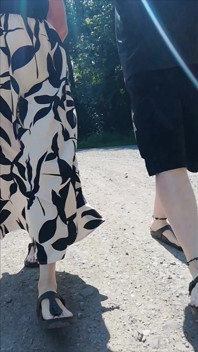 Berjalan dengan Nylonjunge dalam Birkenstocks
