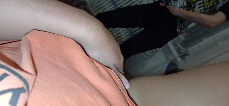Lesbian-candys: Tajně masturbujeme v noci, aby nás naši rodiče nechytili