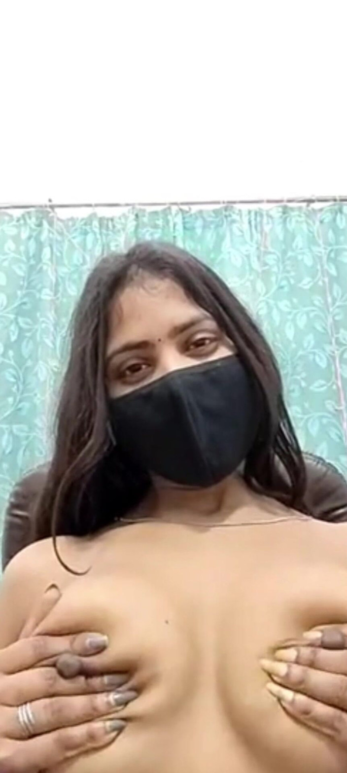 YourSexyWife: La ragazza mostra e preme le sue tette durante la...