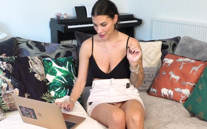 Xcellent-Models: L’orgasme de la sexy Sofia Pereirauk en regardant du porno !
