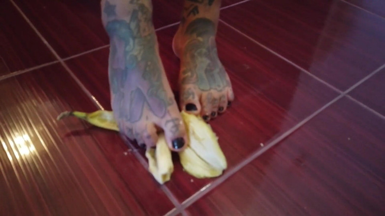 Fetish videos by Alex: Een banaan wordt vertrapt door een blonde getatoeëerde milf