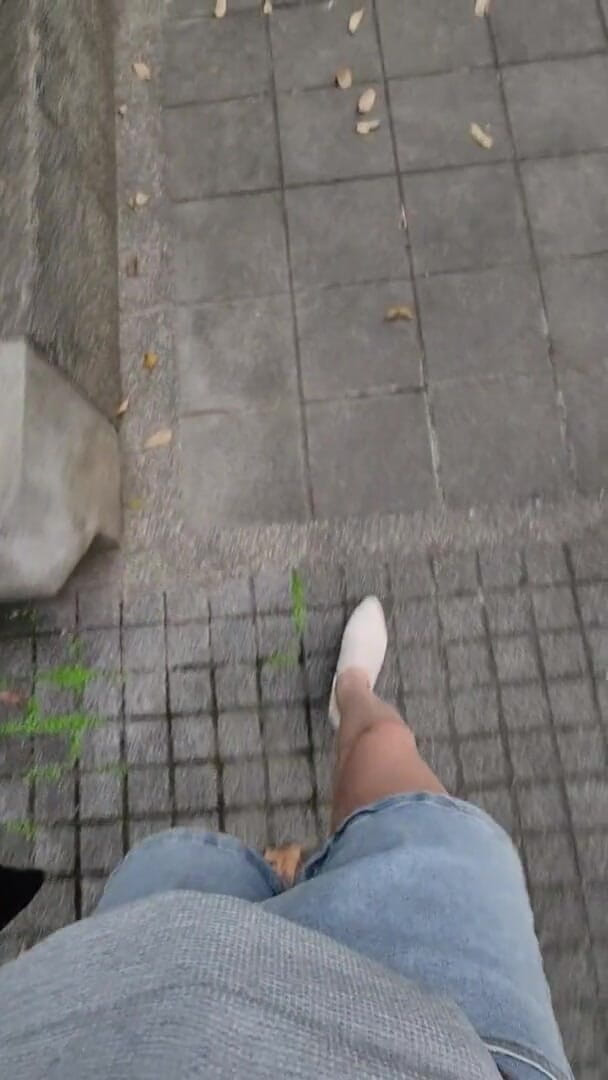 Taiwancdgirl: Shemaletingxuan onanerar i parken, heta byxor och vackra ben