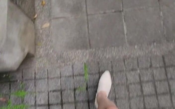 Taiwan CD girl: Shemaletingxuan masturbeert in het park, hete broek en mooie benen