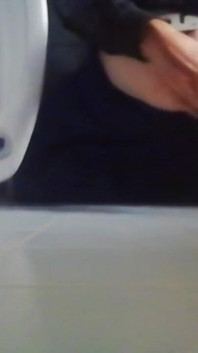 Il tipo le ha legato le gambe e apre il suo culo stretto