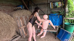 Nude Sportswomen: 肌肉发达的女人的睾丸摧残训练 - 慢动作