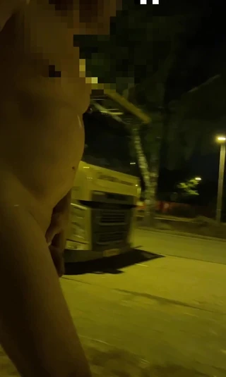 Parkta çıplak yürürken yakalandı