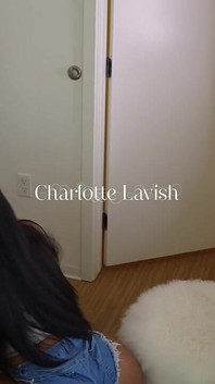 Charlotte पिज्जा बॉय का लंड चूसती है