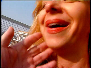 Lucky Cooch: Blonďatá a zrzavá holka dávají venkovní rozhovor