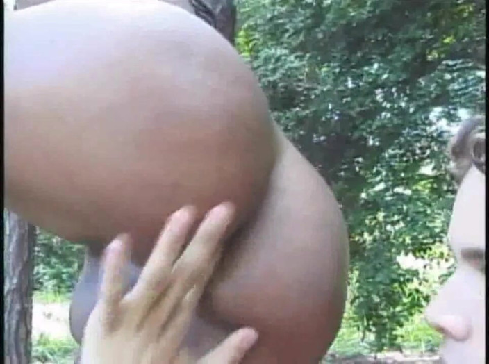 Shemale videos: Shemale Latino dikongkek lurus di luar rumah