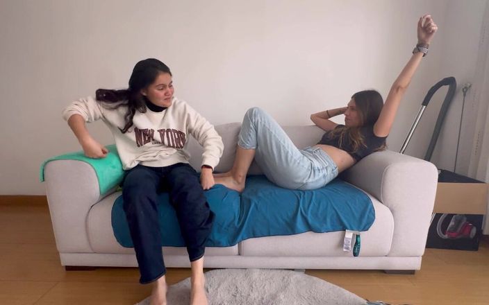 scarlettandc: Duas mulheres lutando com os pés
