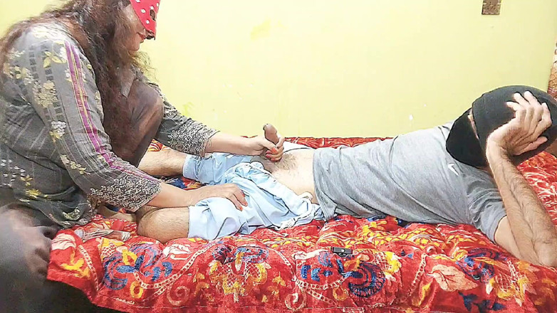 Pakistani CoupleX: De schoonvader van de Indische schoondochter heeft een penis eruit,...