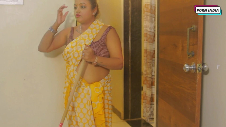 Porn India Studio: 美しいホットメイドがオーナーに激しく犯される