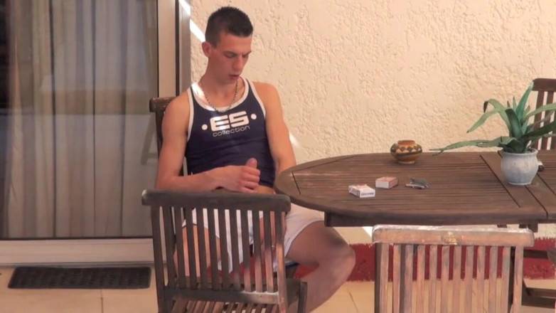 YOUNG FRENCH DUDES FUCKERS: Jimy ošukaný Johnem, zvědavým klukem