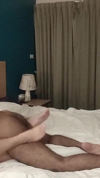 Une MILF excitée trompe son mari et se fait baiser par un garçon sportif