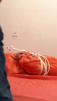 Miriam 묶고 간지럽히는 Onesie